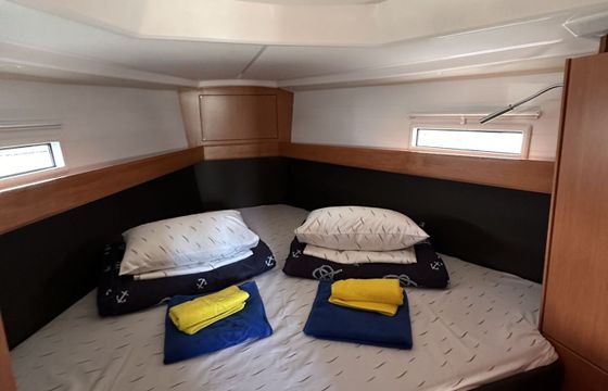 Sailboat Bavaria Cruiser 37 11m