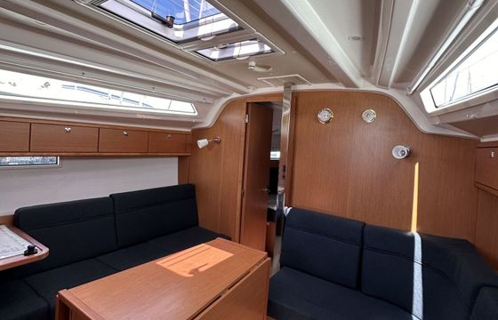 Sailboat Bavaria Cruiser 37 11m