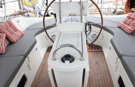 Sailboat Beneteau Oceanis 440 13.7m