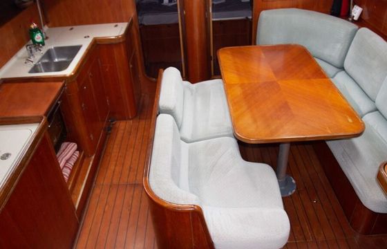 Sailboat Beneteau Oceanis 440 13.7m