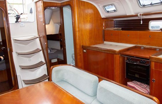 Sailboat Beneteau Oceanis 440 13.7m