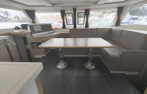 Catamaran Fountaine Pajot Lucia 40 11.73m