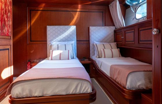 Motor yacht Sunseeker Custom 5624hp
