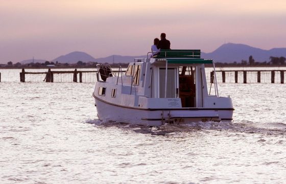 Houseboat New Con Fly Suite
