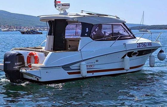 Motorboat Beneteau Antares 8.80 300hp