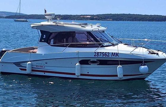 Motorboat Beneteau Antares 8.80 300hp
