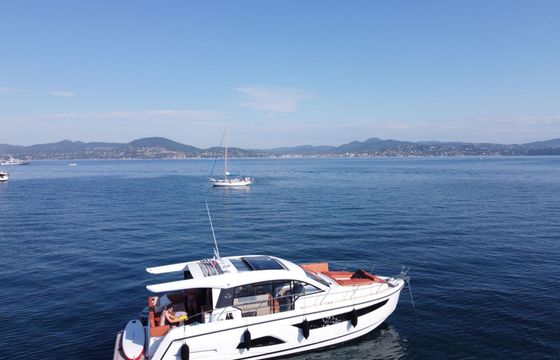 Motorboat Sealine C 390 720hp