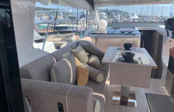 Motorboat Sealine C 390 720hp