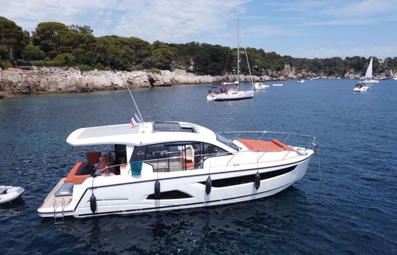 Motorboat Sealine C 390 720hp