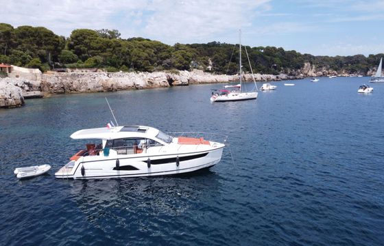 Motorboat Sealine C 390 720hp