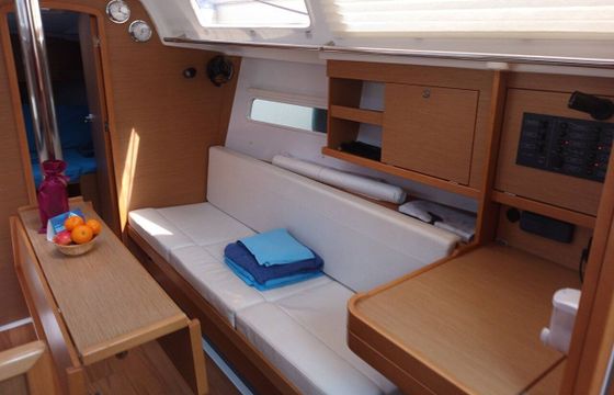 Sailboat Jeanneau Sun Odyssey 319 9m