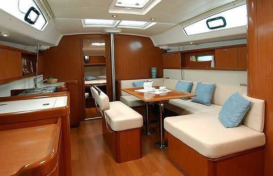 Sailboat BENETEAU OCEANIS 43 13.1m