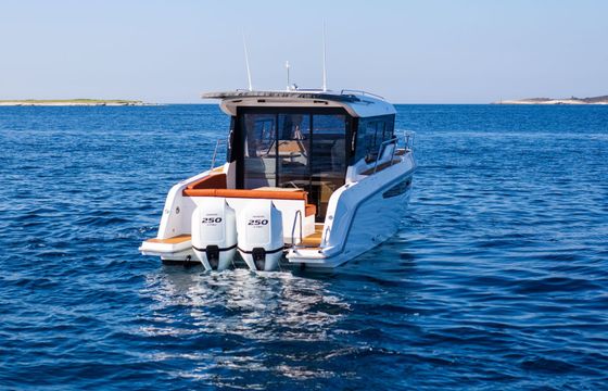 Motorboat Adventure Kavi 9 500hp