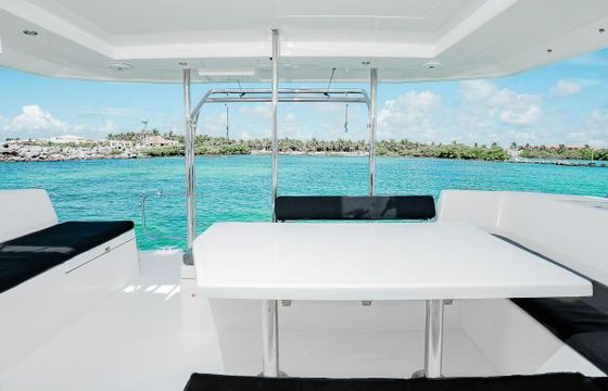 Catamaran Leopard 38 12m