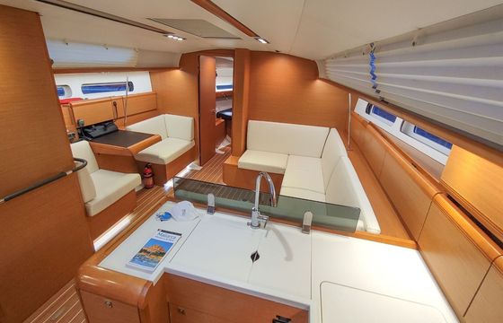 Sailboat Jeanneau Sun Odyssey 419 12m