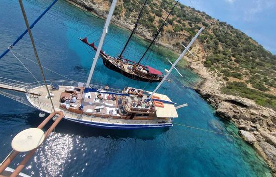 Motor yacht Daily cruise from Athens Private cruise 400hp