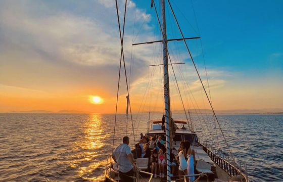 Motor yacht Daily cruise from Athens Private cruise 400hp