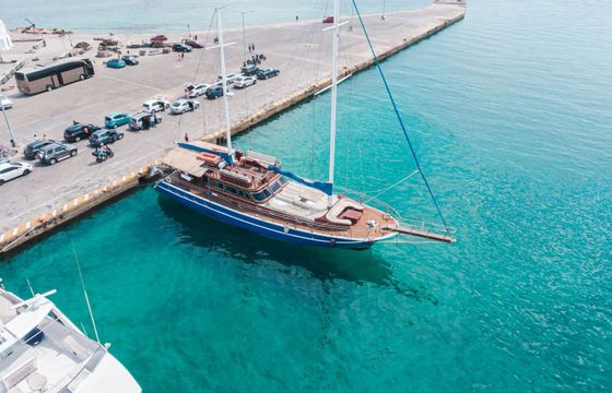 Motor yacht Daily cruise from Athens Private cruise 400hp