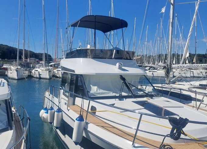 Motorboat Jeanneau Merry Fisher 1095 Fly 600hp