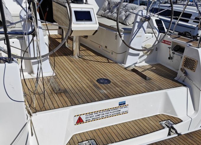 Sailboat BAVARIA CRUISER 37 11.3m