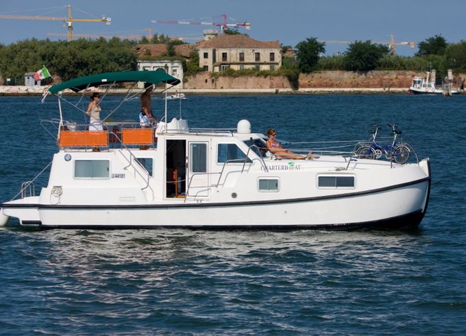 Houseboat Tip Top