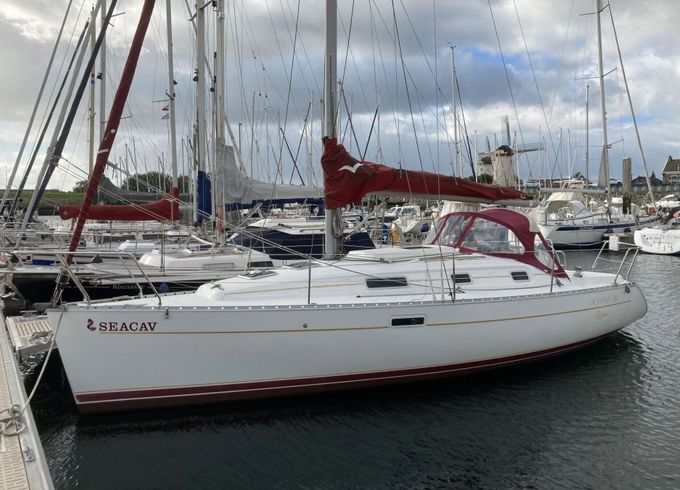 Sailboat Beneteau Oceanis 311 9.85m