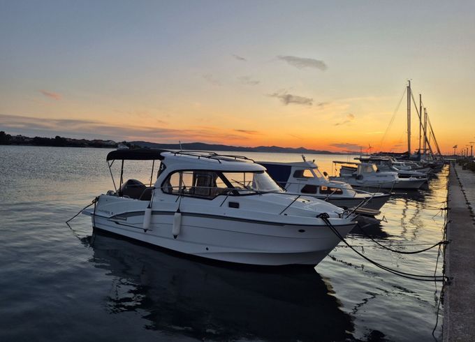 Motorboat Beneteau Antares 8 300hp