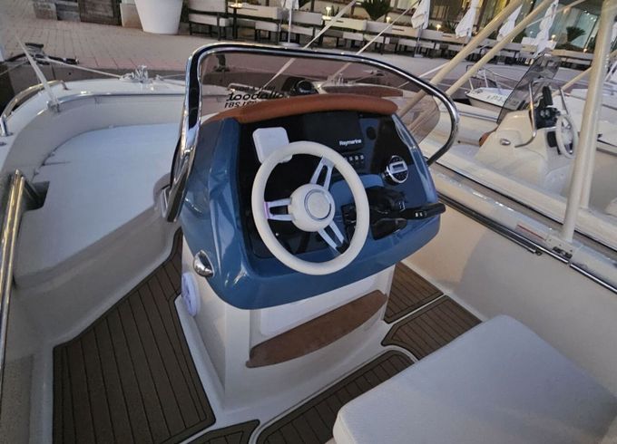 Motorboat INVICTUS Cappoforte fx200 150hp
