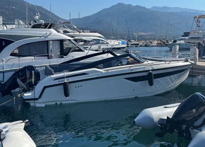 Motorboat Parker 800 cruiser 350hp