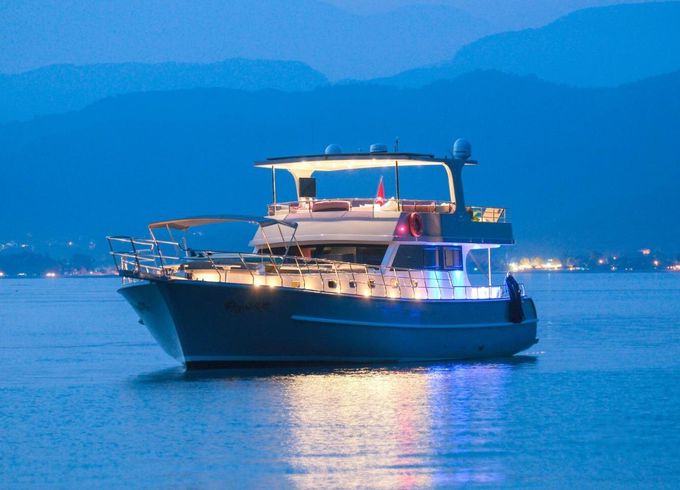 Motor yacht 2023 model luxury gulet with  capacity of 6 people gulet 350hp