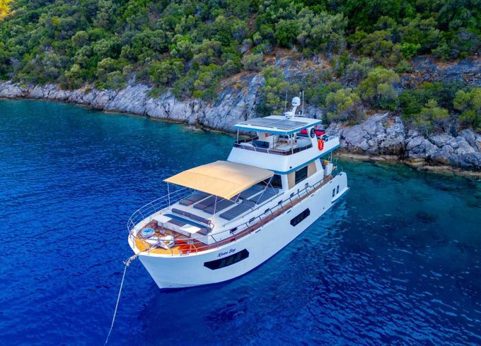 Motor yacht 2024 model luxury Motor yacht Trawler with a capacity of 6 people 400hp
