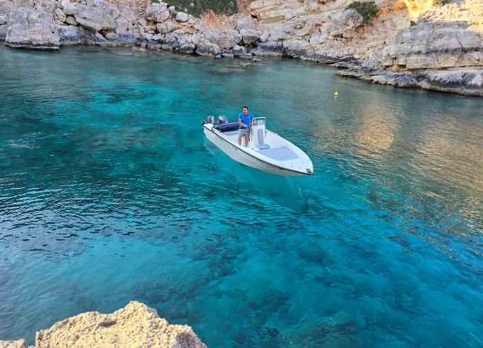 Boat without licence  Creta mare 2025