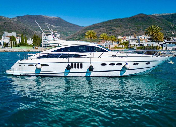Motorboat Princess V65 800hp