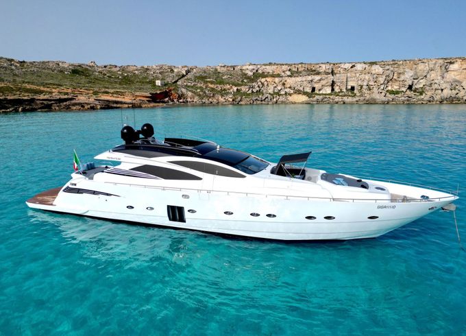 Motor yacht Pershing 90