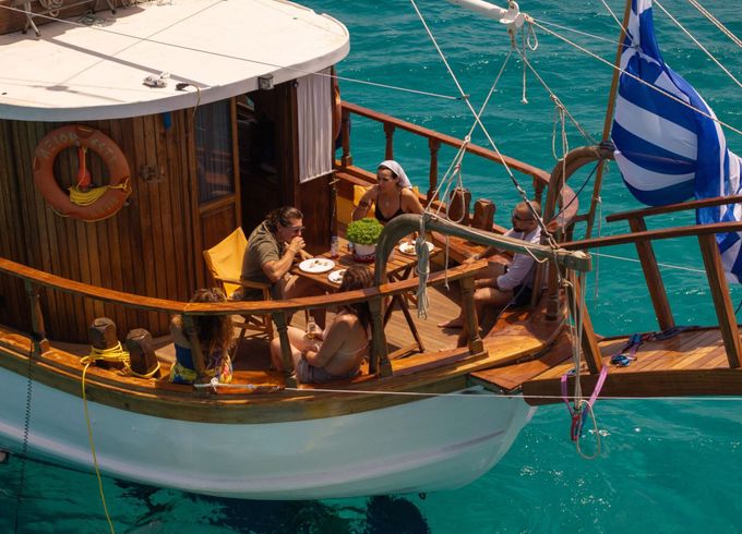 Motorboat Traditional Athenian Cruiser 380hp