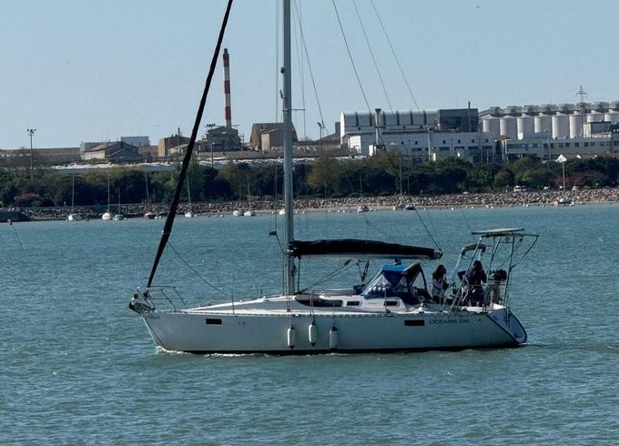 Sailboat Beneteau Océanis 350 10.6m