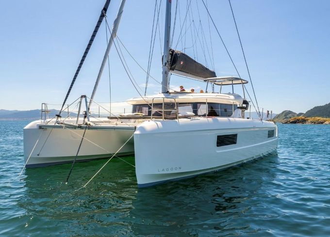 Catamaran Lagoon-Bénéteau Lagoon 43 - 3 + 2 cab. 13m