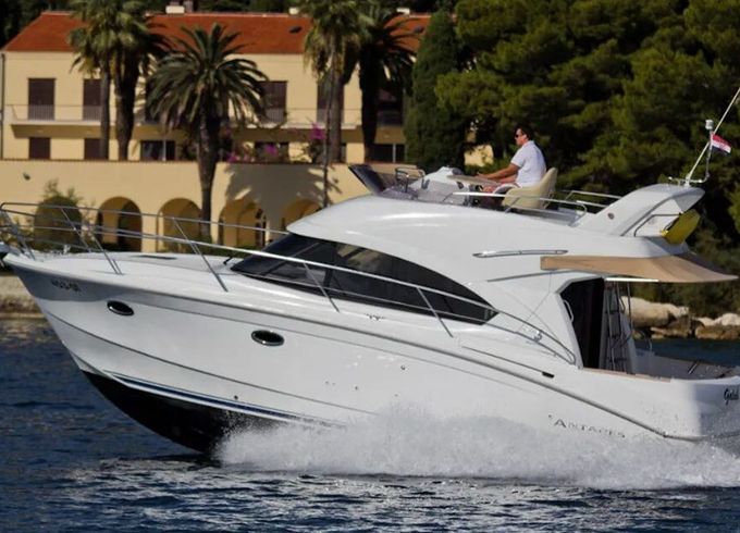 Motorboat Bénéteau Antares 36 520hp