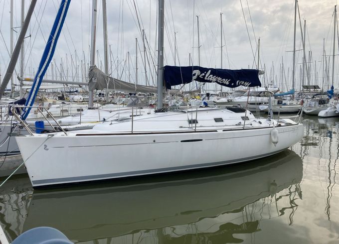 Sailboat Beneteau 31.7 9.6m