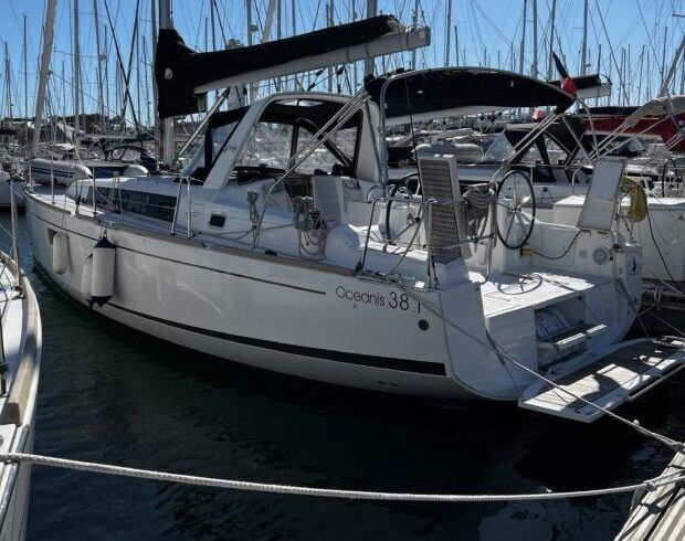 Sailboat OCEANIS 38.1 12m