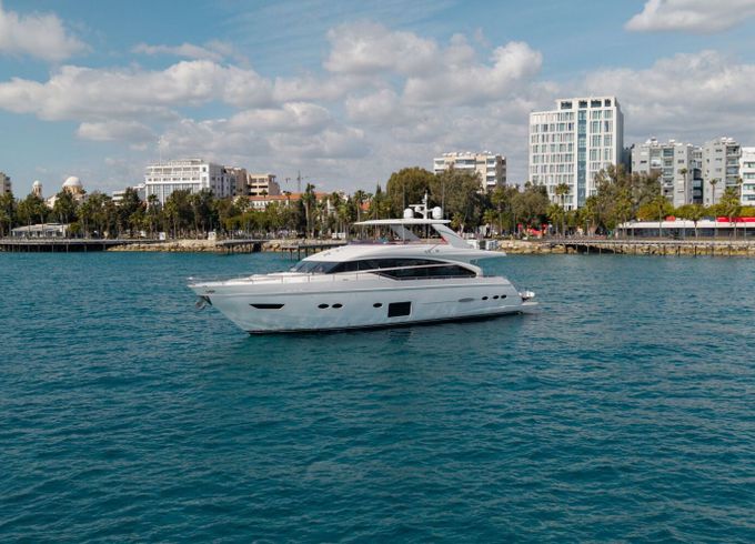 Motorboat Princess 88 2864hp