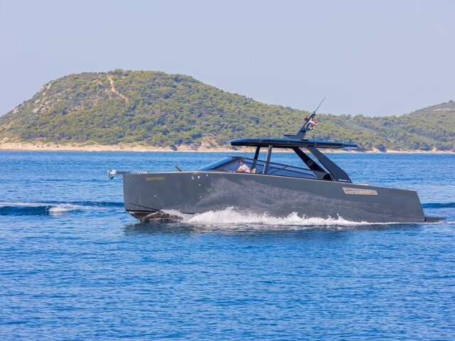 Sparus Boats - Luxury Motor Yacht  Colnago 38