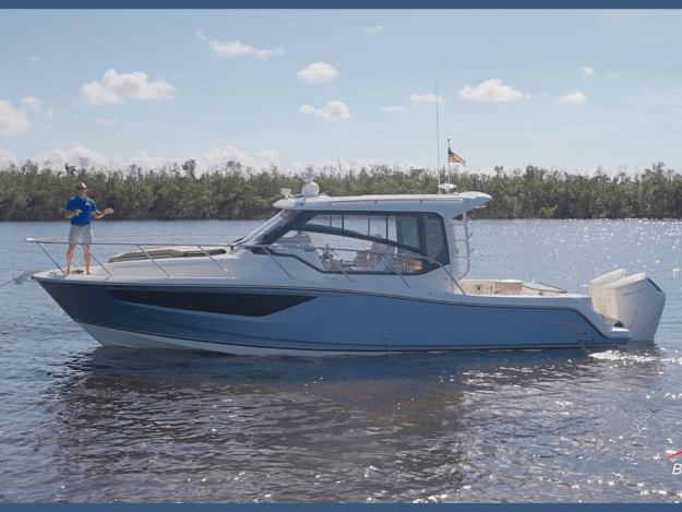 Boston Whaler 365 Conquest