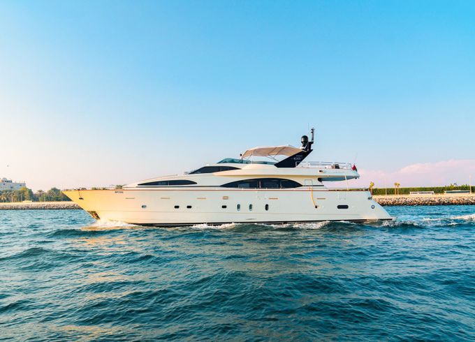 Cozmo 90ft Yacht with Pool: Luxury Redefined