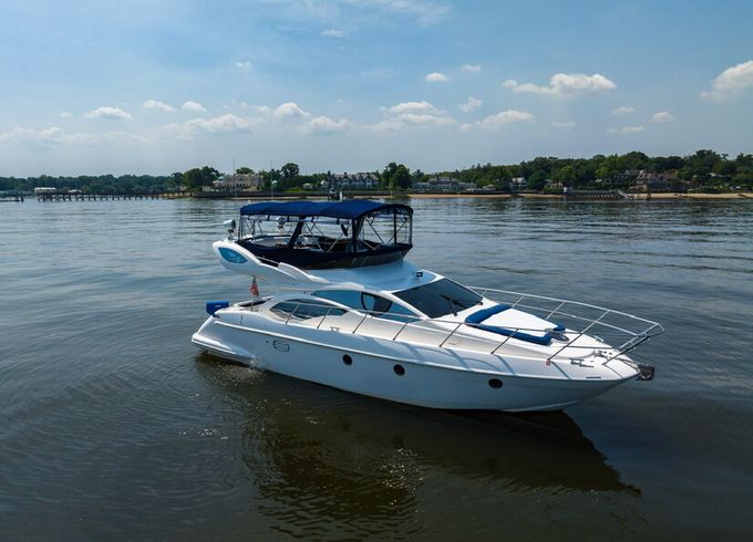 Glen Cove, NY - Private Yacht Charter - 43' Azimut Flybridge