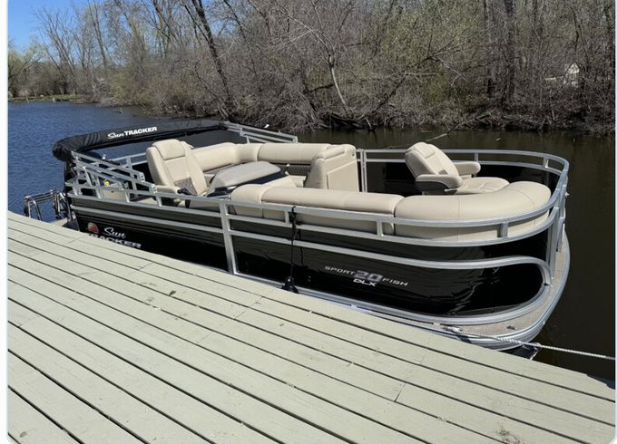 Sun Tracker 20 DLX  Pontoon in Antioch, IL- Great Comfortable