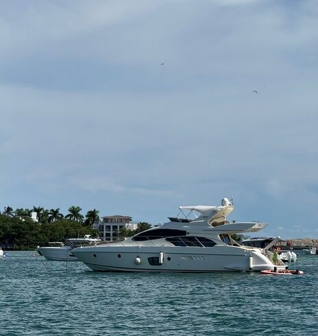 55ft Flybridge Luxury Yacht – Miami