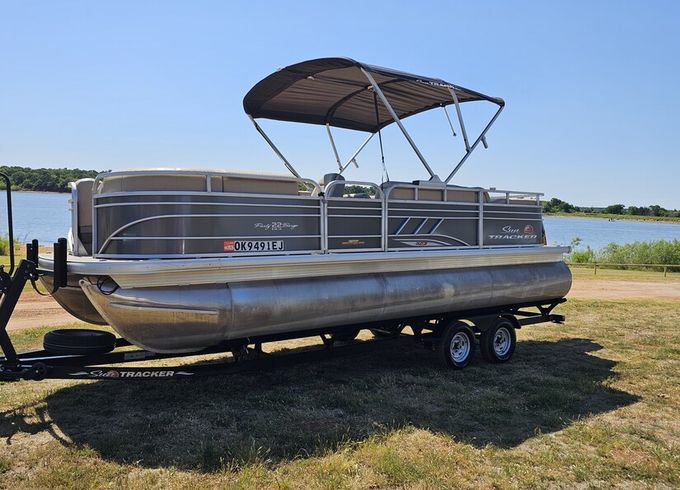 Lakefront Party Oasis: Party Barge Tritoon