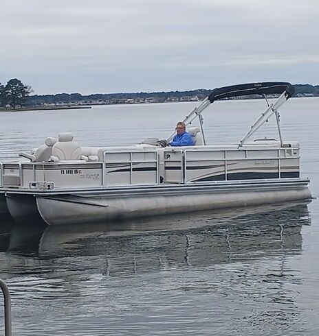 23' Tritoon, Seats 14, 150 HP, Perfect for Cruising, Tubing & Fishing