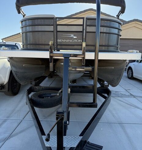 Blackout Bliss — 25' Bennington LSR Tritoon
